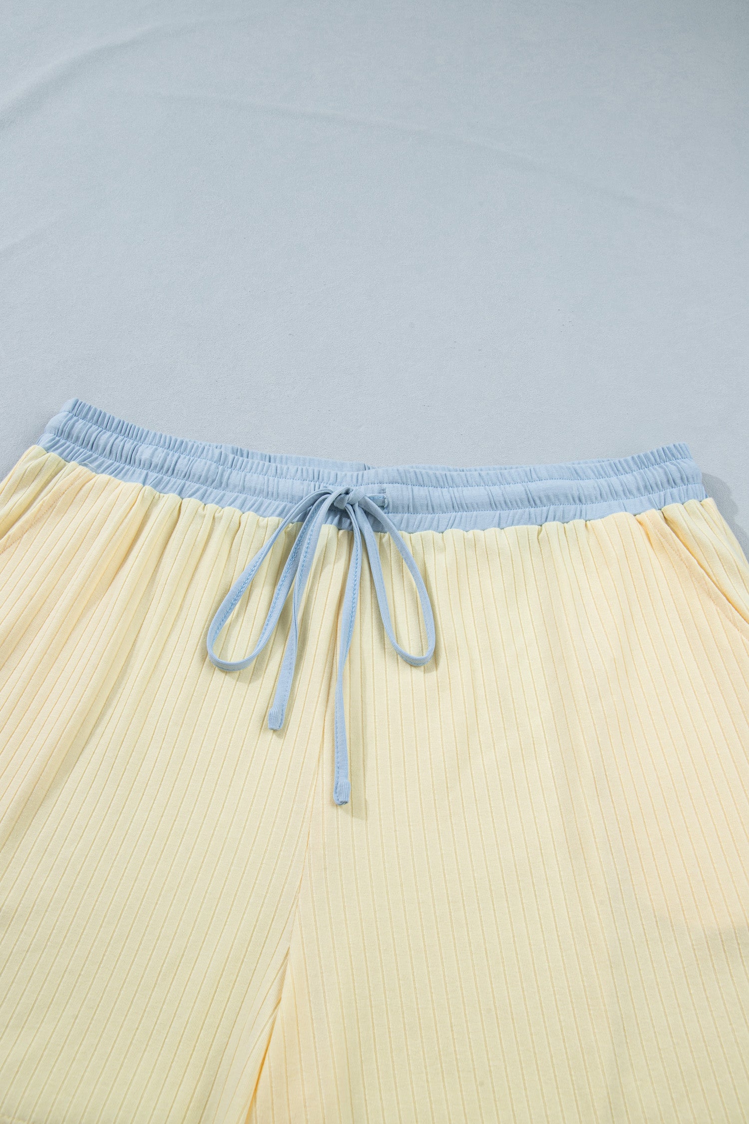 Cream Plus Size Ribbed Color Block Trim Drawstring Shorts 2pcs Set – Yellow