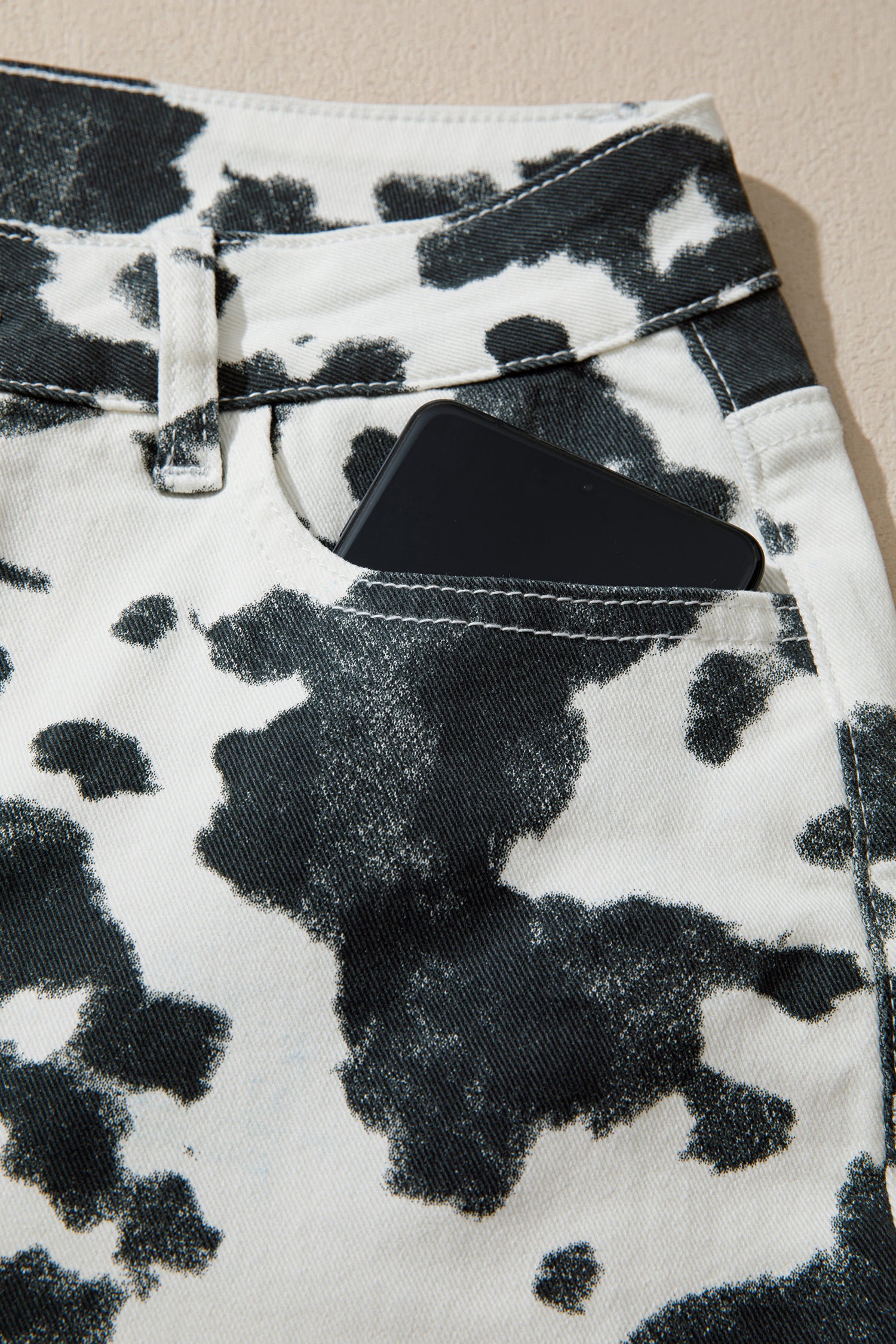 Abstract Print Metal Button Regular Fit Full-Length Jeans – Brown