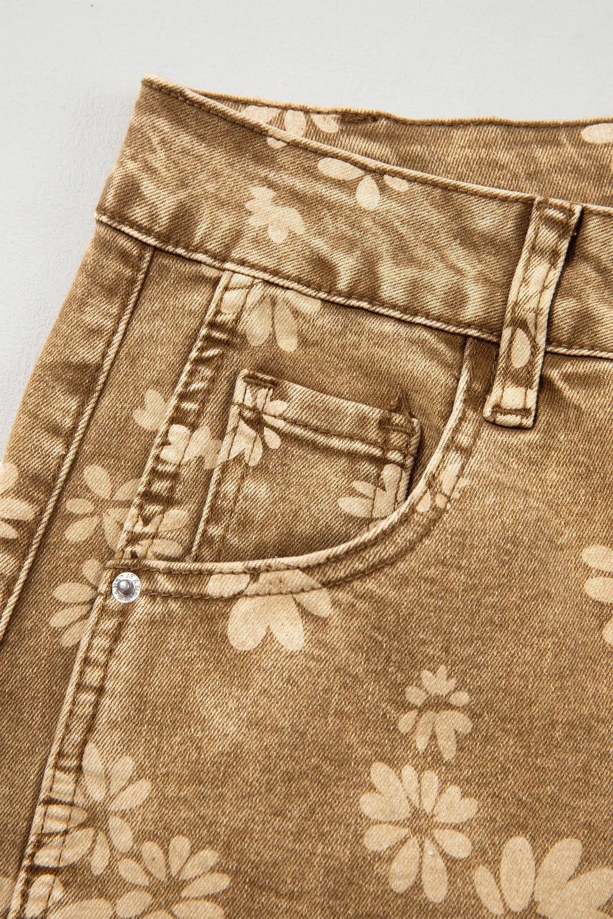 Floral Print Metal Button Pleated Straight Leg Jeans – Khaki