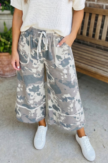 Camouflage Print Contrast Lace-up Raw Edge Pocketed Loose Pants – Brown