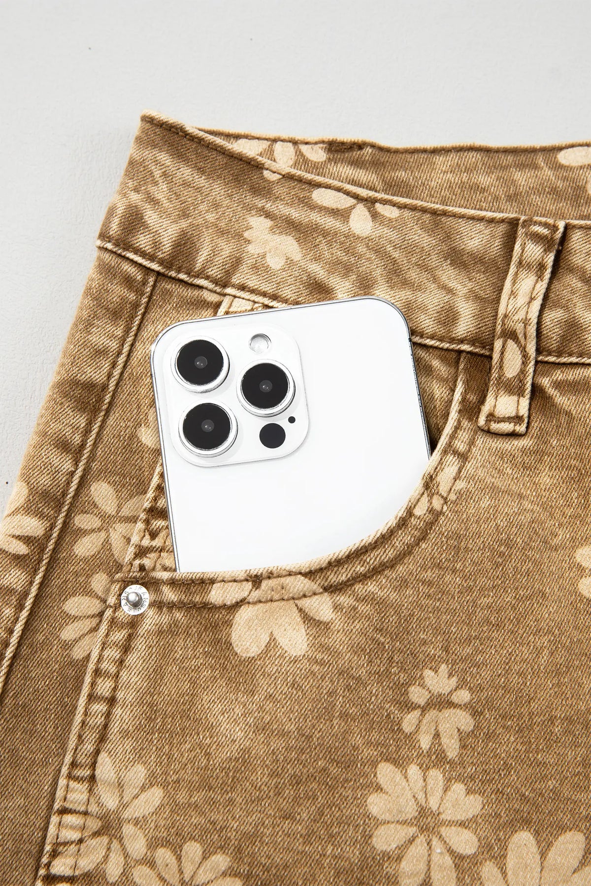 Floral Print Metal Button Pleated Straight Leg Jeans – Khaki