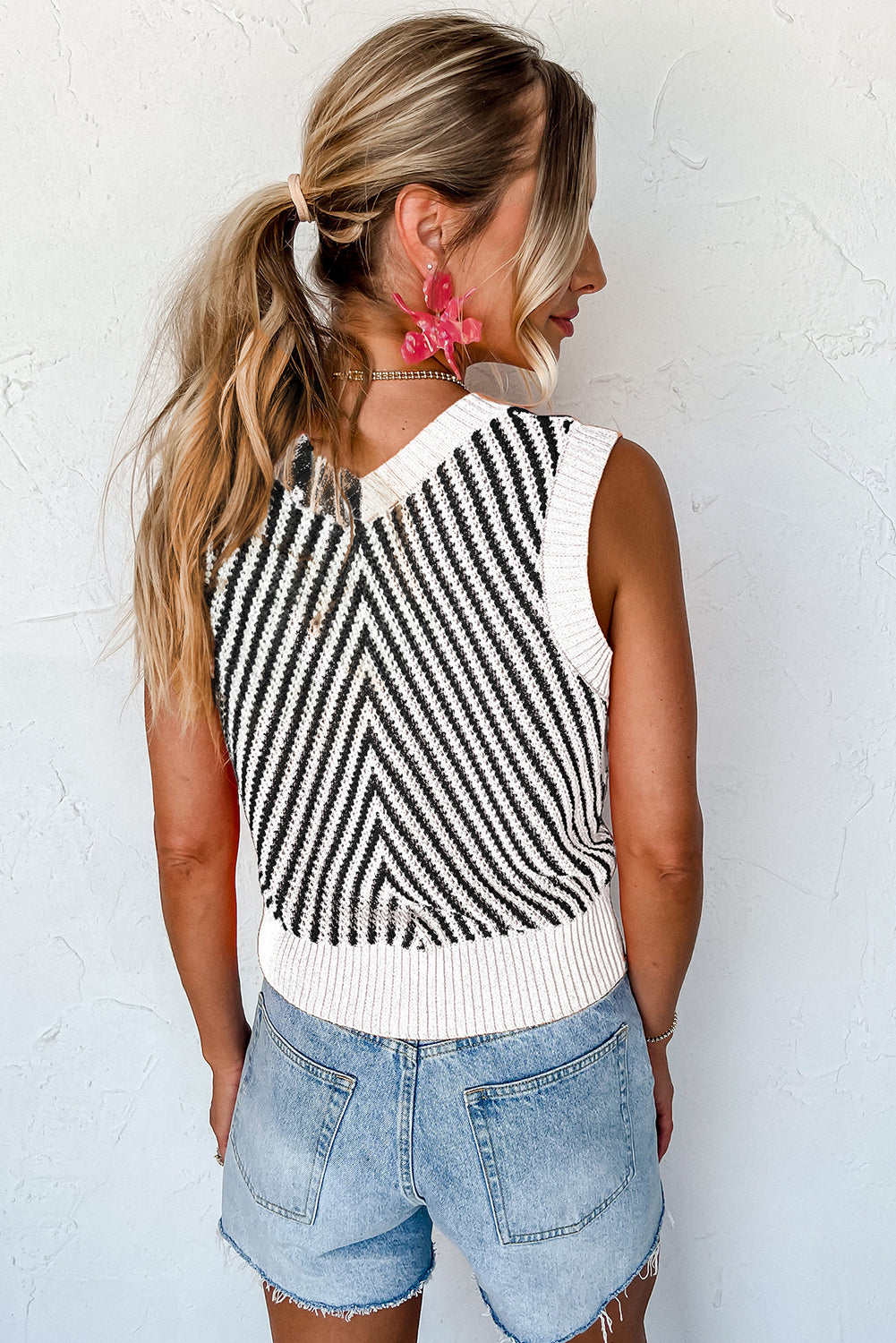 Contrast Chevron Knit V-Neck Sweater Vest - Sweaters & Cardigans/Sweater Vests
