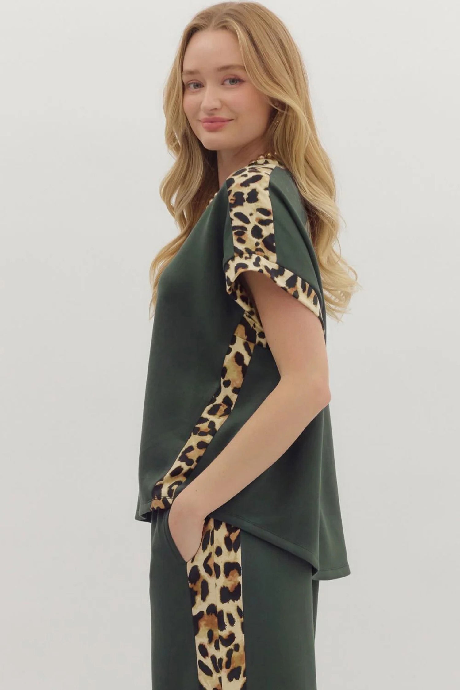Leopard Trim Round Neck Loose T-Shirt - Tops/Tops & Tees