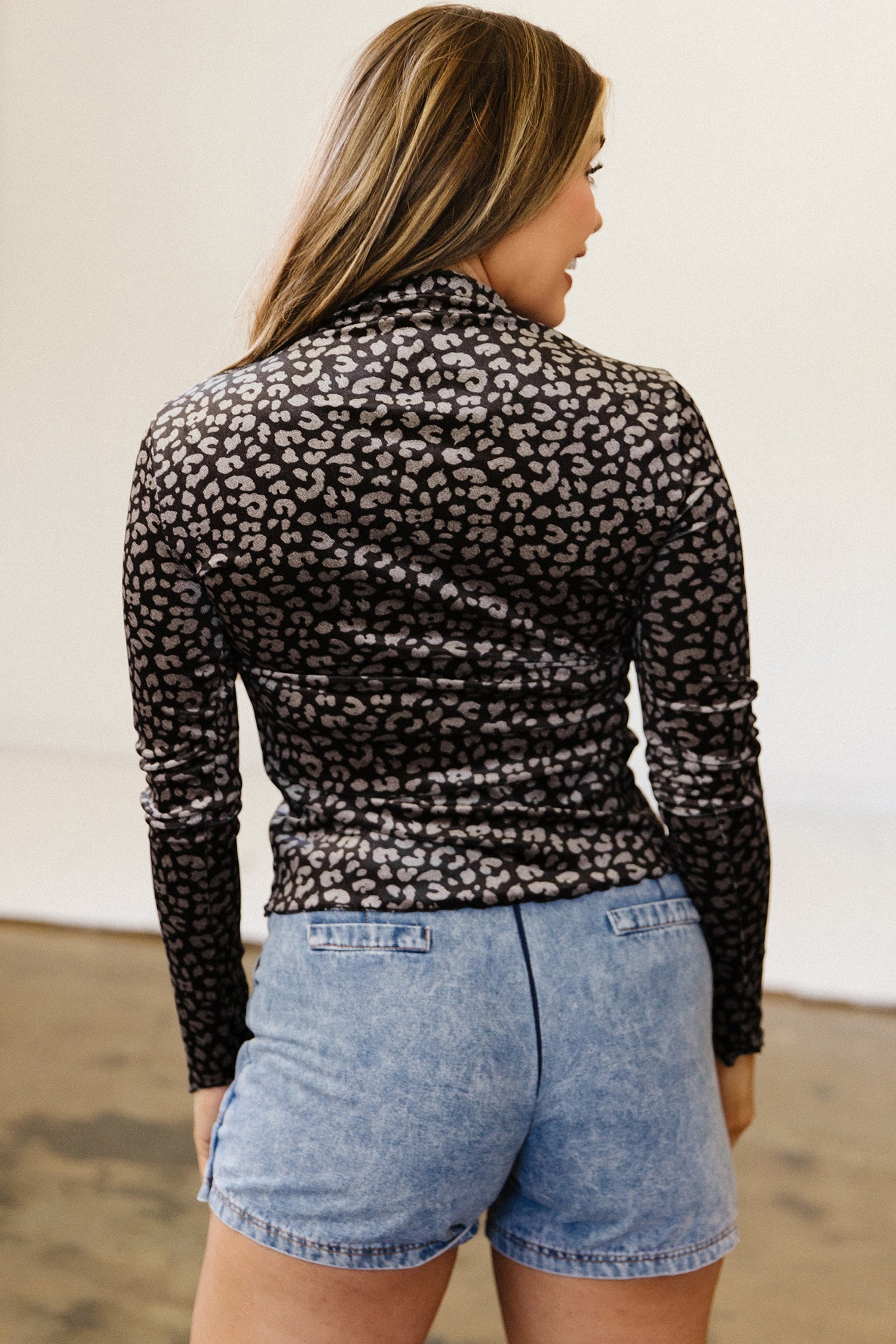Leopard Print Long Sleeve Sheath Pullover Western Style Top – Brown