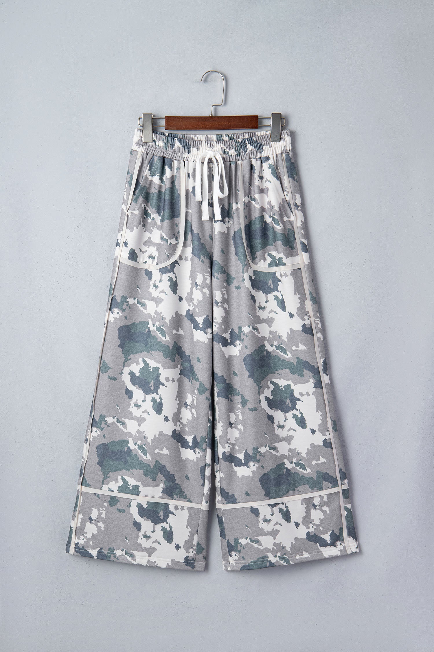 Camouflage Print Contrast Lace-up Raw Edge Pocketed Loose Pants – Brown