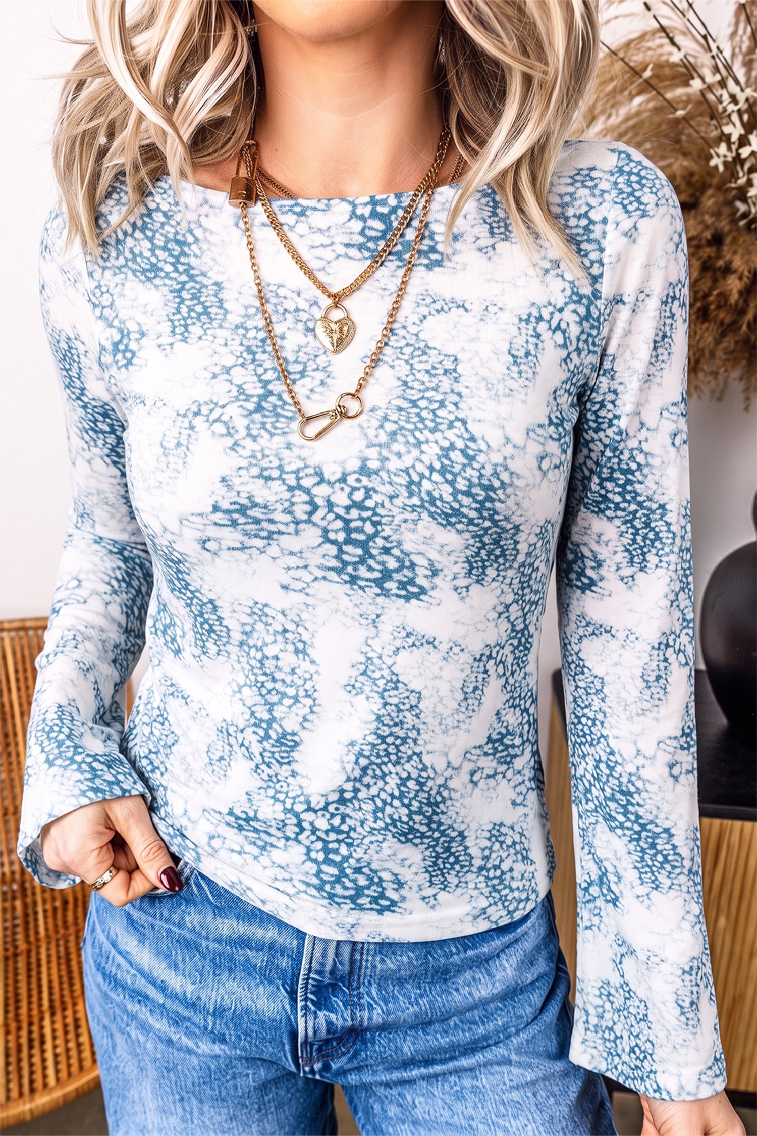 Sky Blue Long Sleeve Leopard Print Round Neck Sheath Top – Light Blue