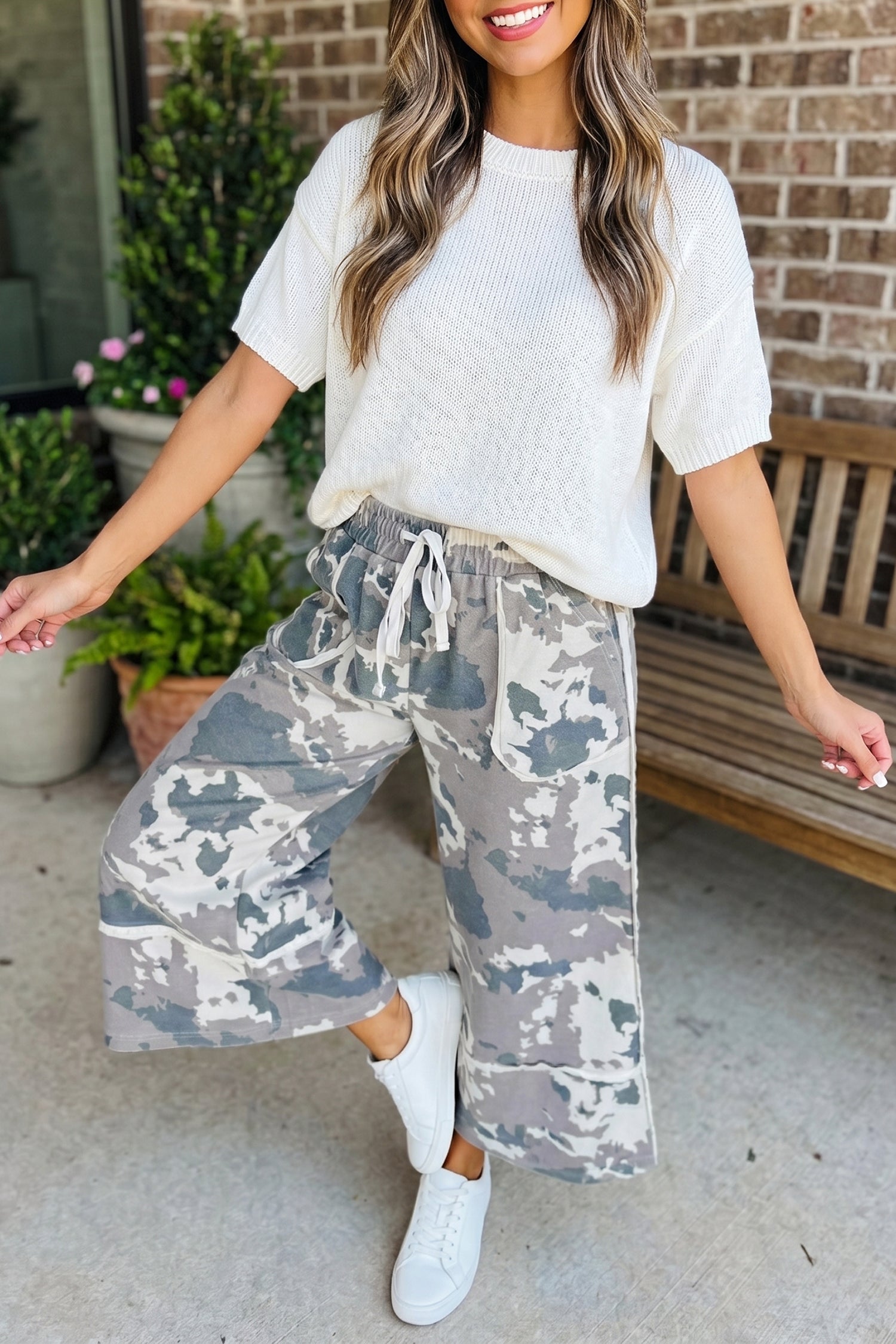 Camouflage Print Contrast Lace-up Raw Edge Pocketed Loose Pants – Brown