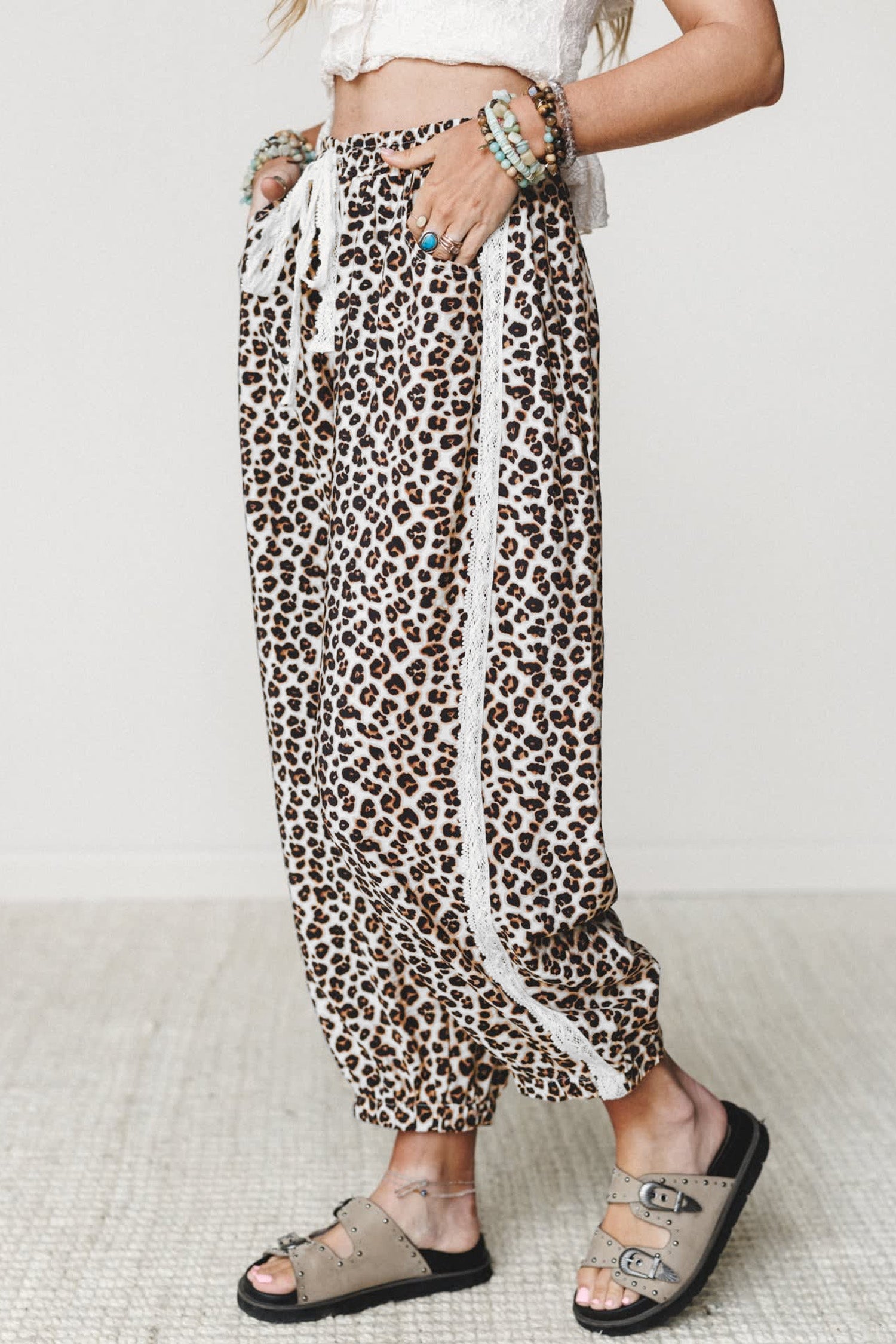 Leopard Print Ankle-Length Elastic Waist Pants – Black