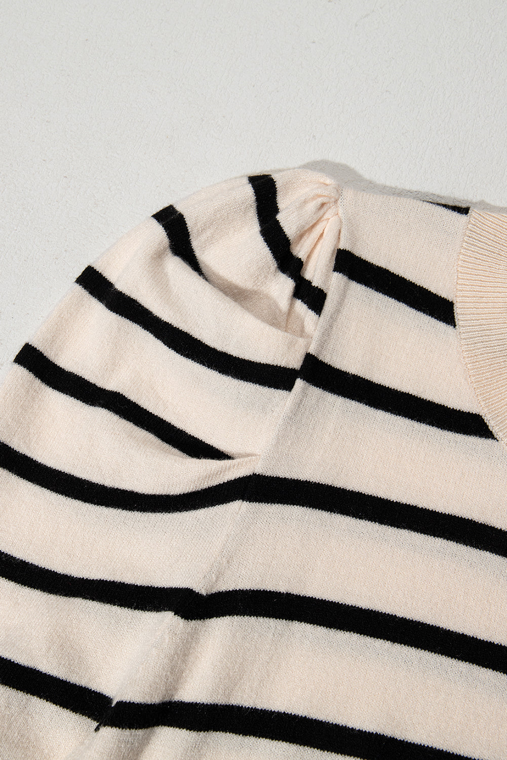 Ribbed Trim Round Neck Bubble Sleeve Knitted Top eAura