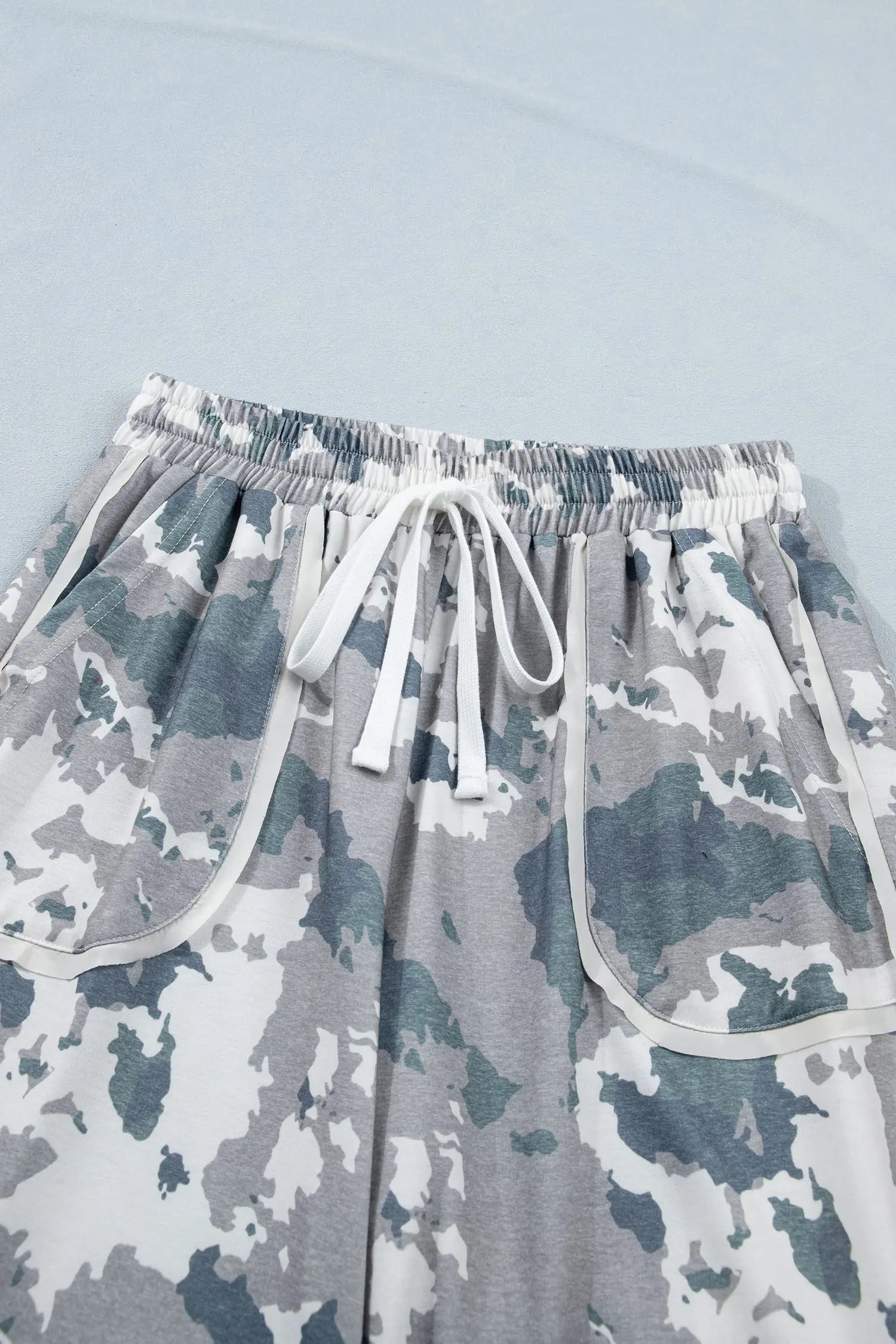 Camo Print Contrast Lace-Up Raw Edge Pocket Wide Leg Trousers – Brown