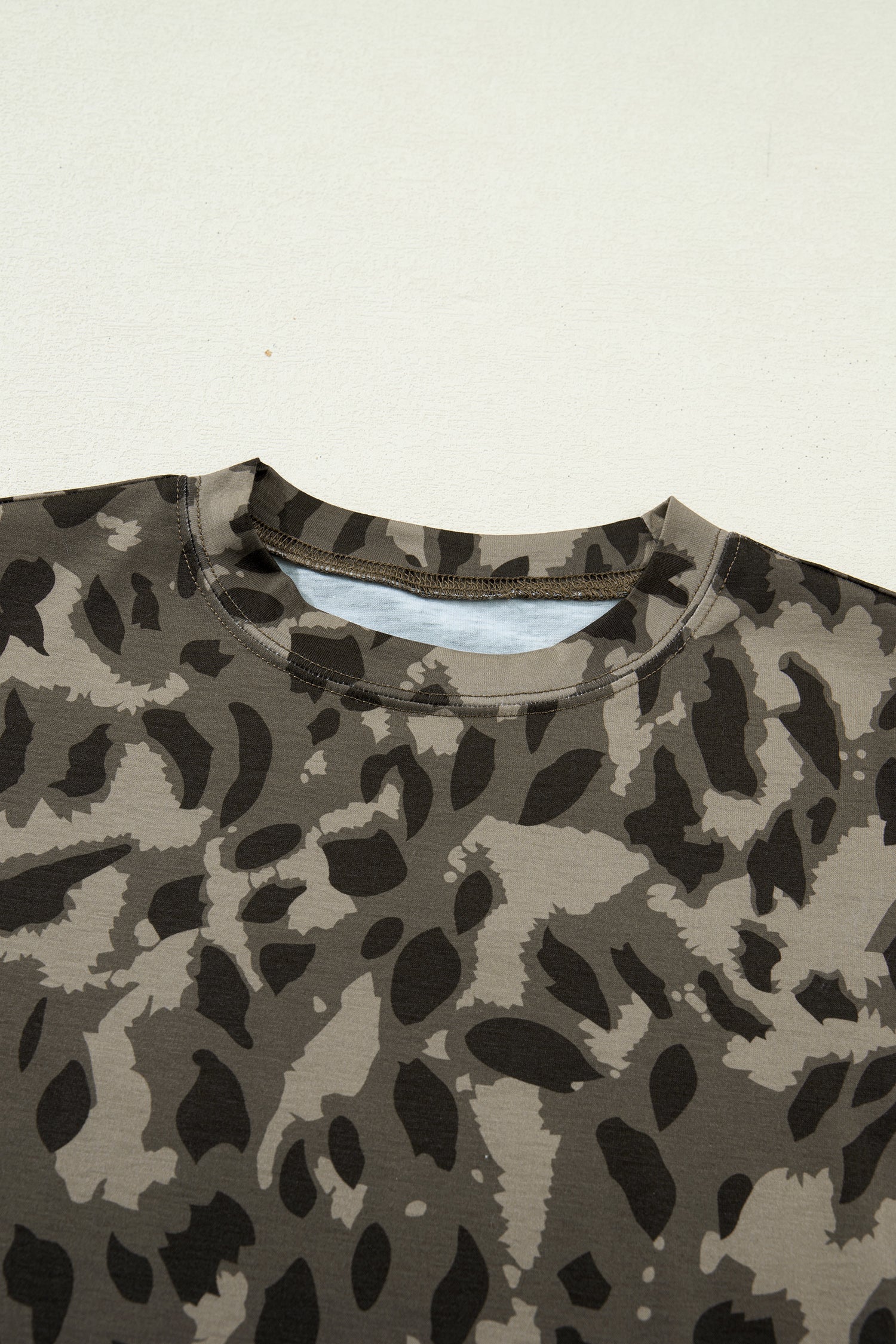 Retro Leopard Print Mock Neck Slim Tee – Brown