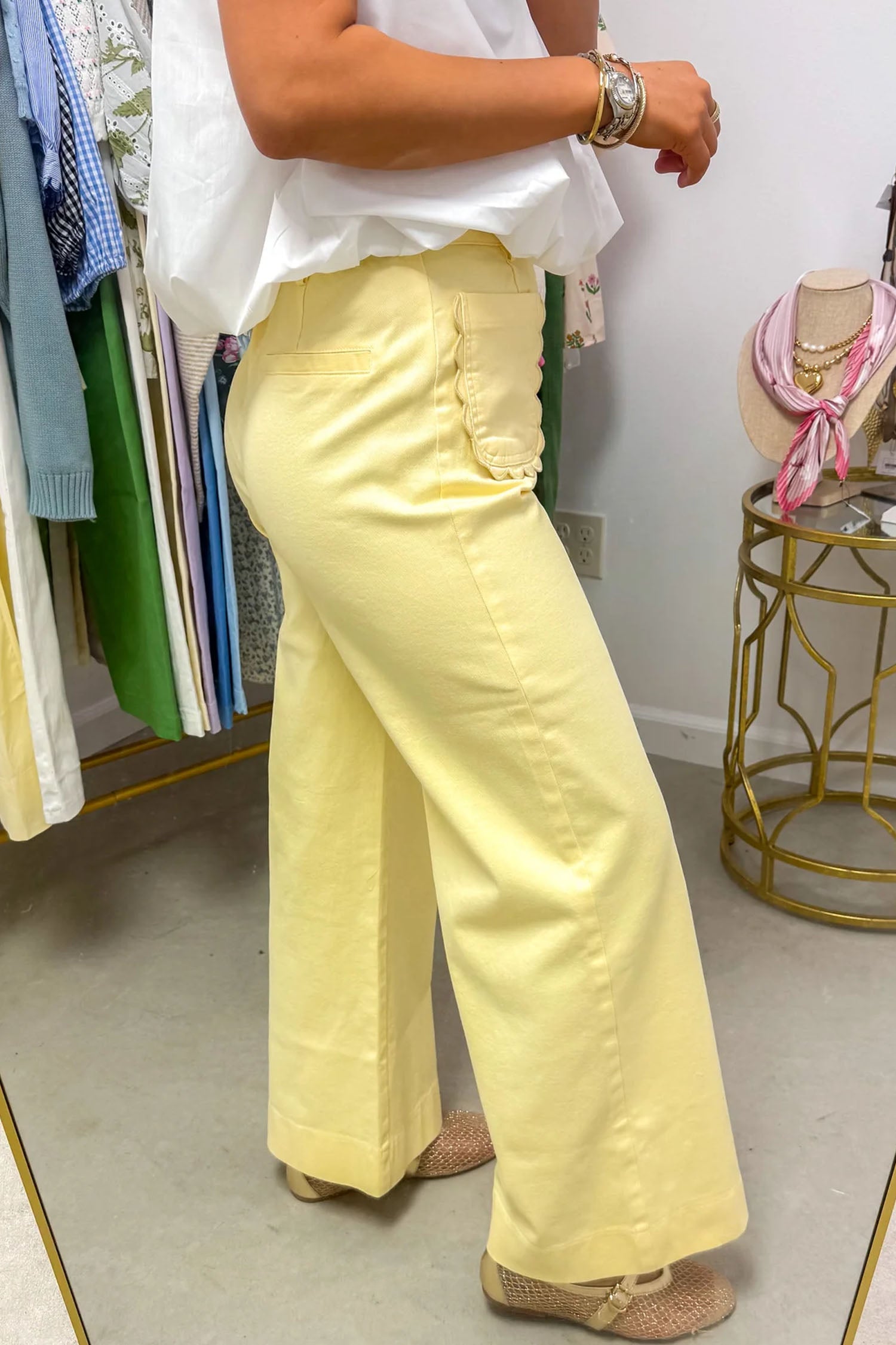 Solid Color Scalloped Patch Pocket Shift Jeans – White