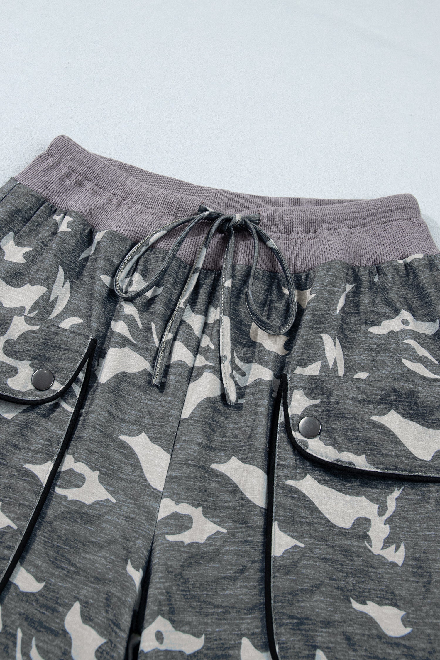Drawstring Contrast Waistband Camouflage Cargo Barrel Pants – Multicolour