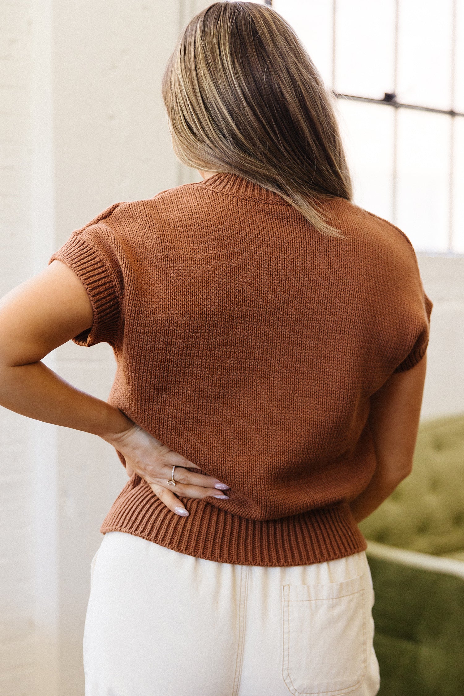 Chestnut Western Horseshoe Pattern Short Sleeve Knit Sweater – Brown