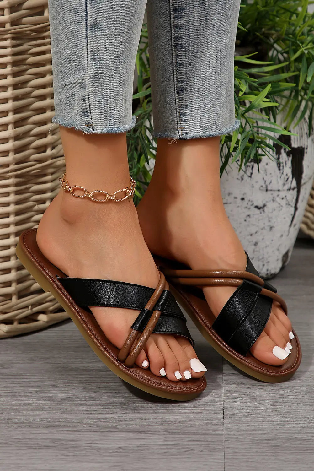 Black Criss Cross PU Leather Flat Sandals Beagle Boutique Fashion Outlet