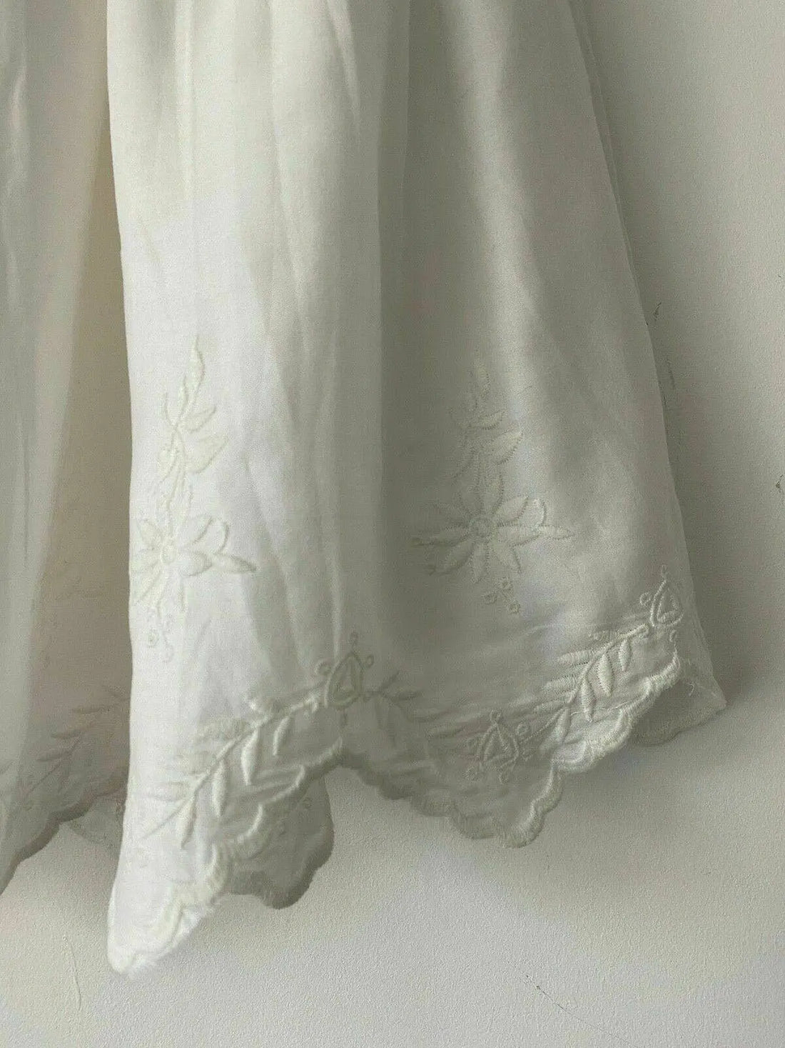 Ex. High Street White Skirt Size XS 6 - 8 Embroidered Pattern Zigzag hem - BB Fashion Outlet