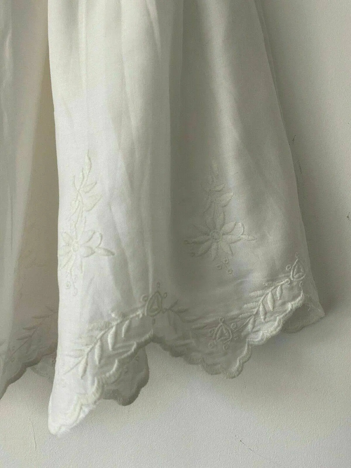 Ex. High Street White Skirt Size XS 6 - 8 Embroidered Pattern Zigzag hem - BB Fashion Outlet