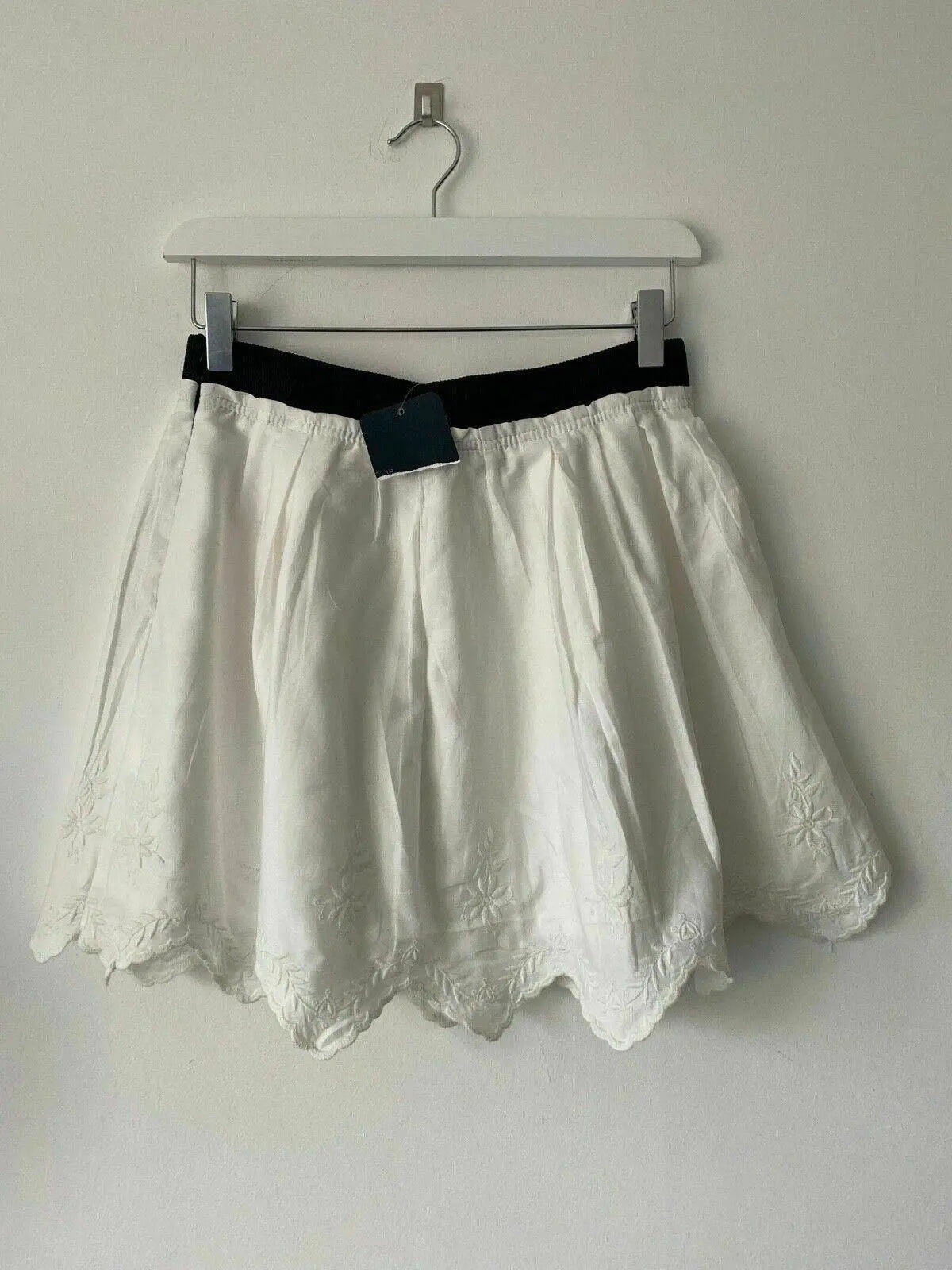 Ex. High Street White Skirt Size XS 6 - 8 Embroidered Pattern Zigzag hem - BB Fashion Outlet