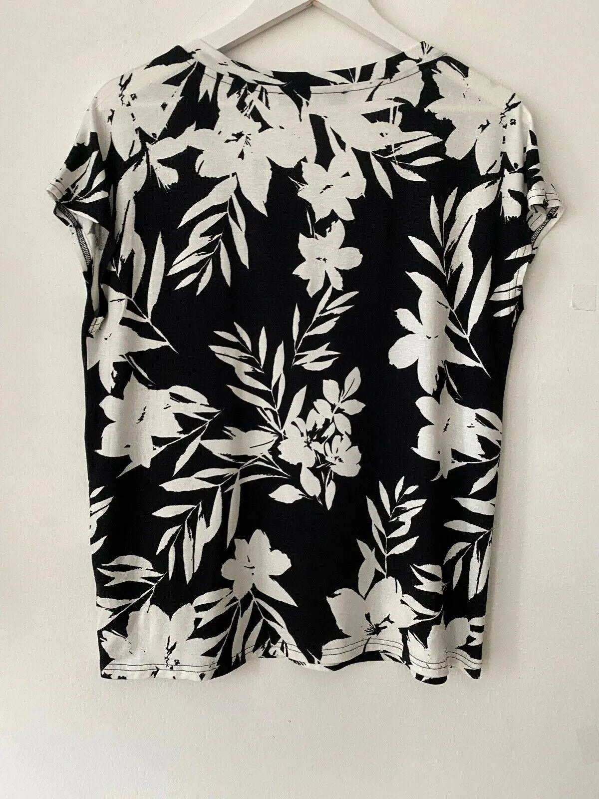 Very Black White T-Shirt Size 10 - Beagle Boutique Fashion Outlet