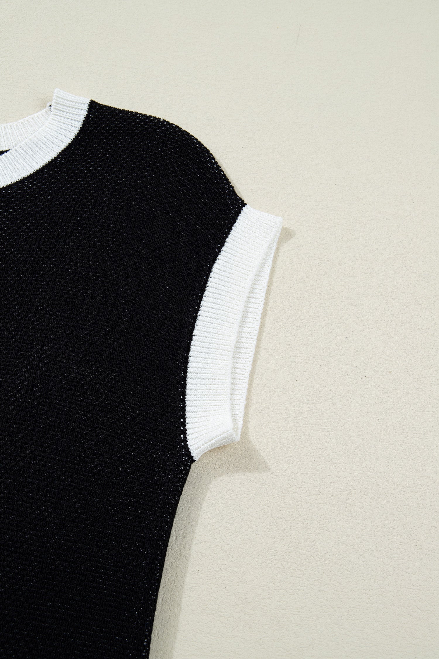 Black Horse Shoe Pattern Contrast Trim Short Sleeve Sweater - Sweaters & Cardigans/Short