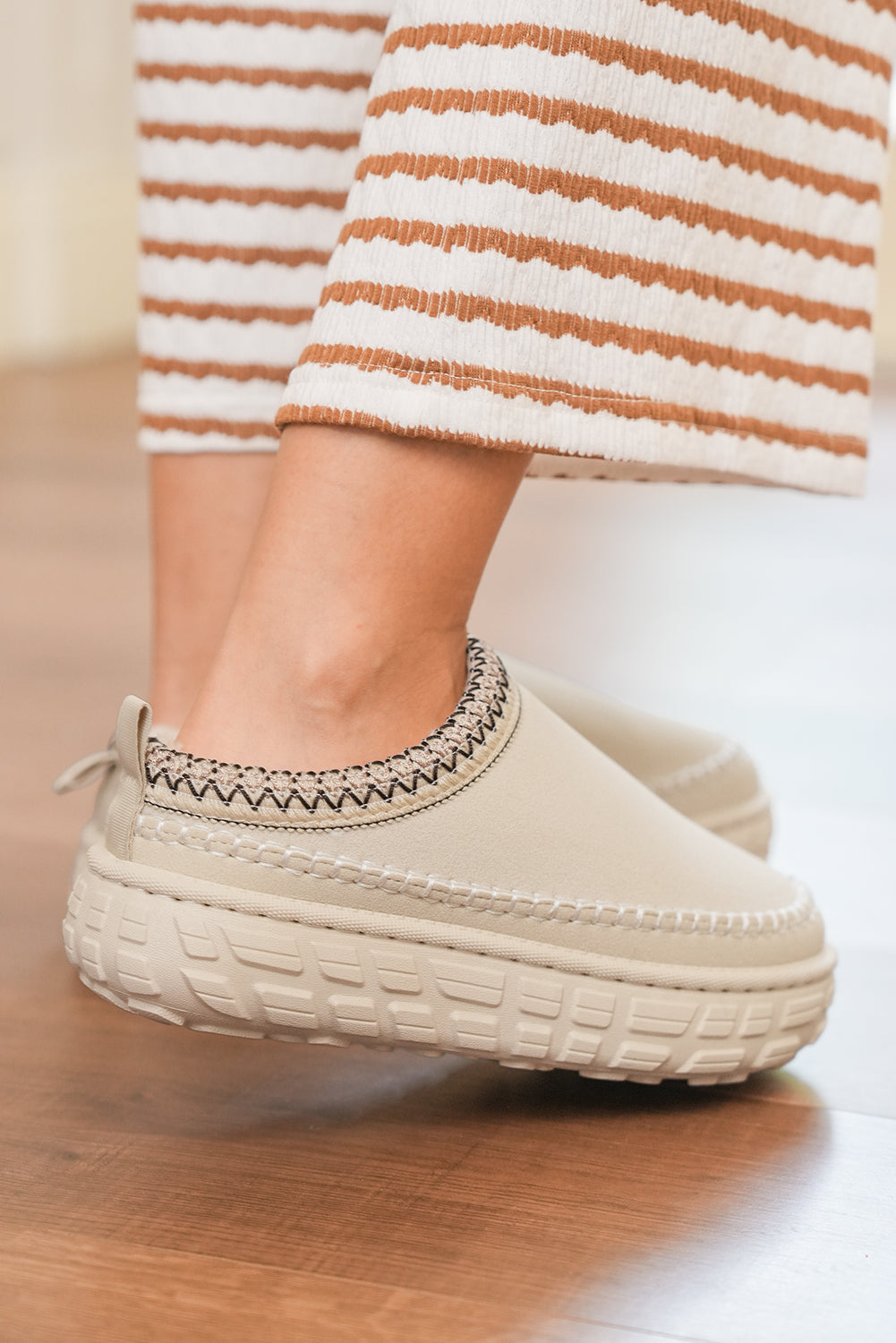 Contrast Stitch Detail Faux Suede Plush Winter Clog Slippers - eAura