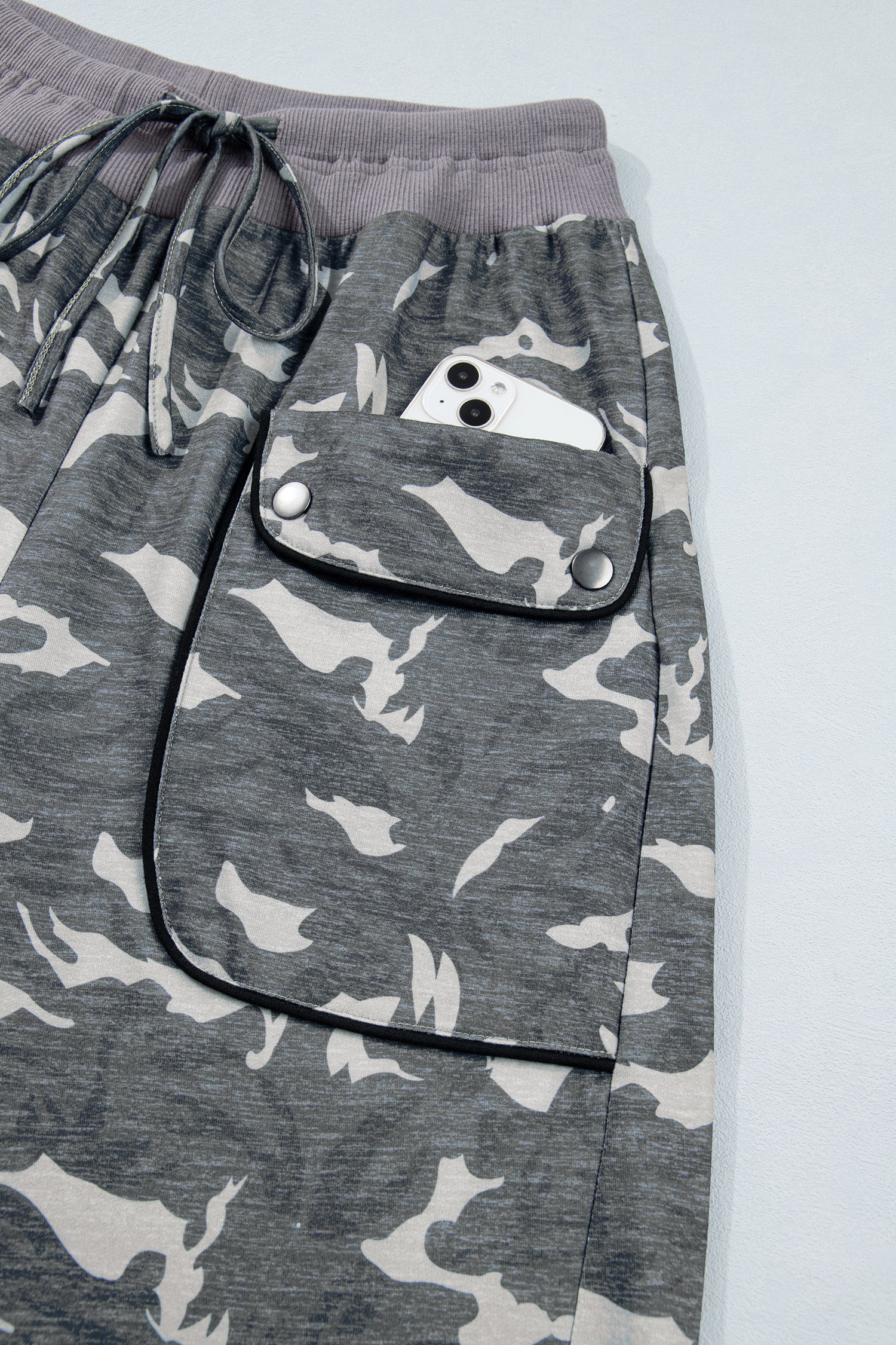 Drawstring Contrast Waistband Camouflage Cargo Barrel Pants – Multicolour