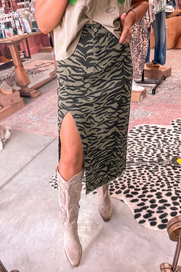 Leopard Print Side Split Frayed Hem Denim Midi Skirt – Brown