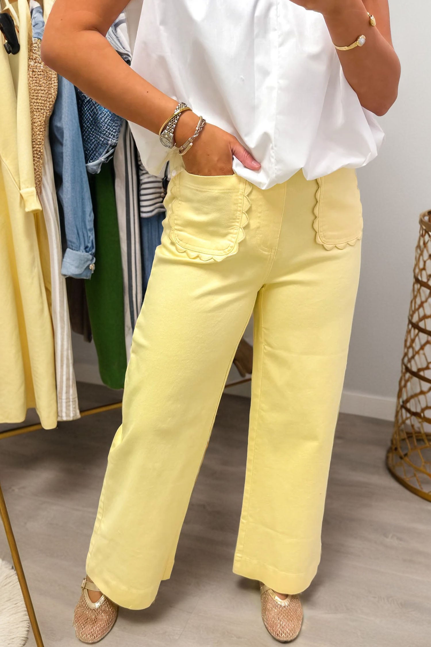 Solid Color Scalloped Patch Pocket Shift Jeans – White