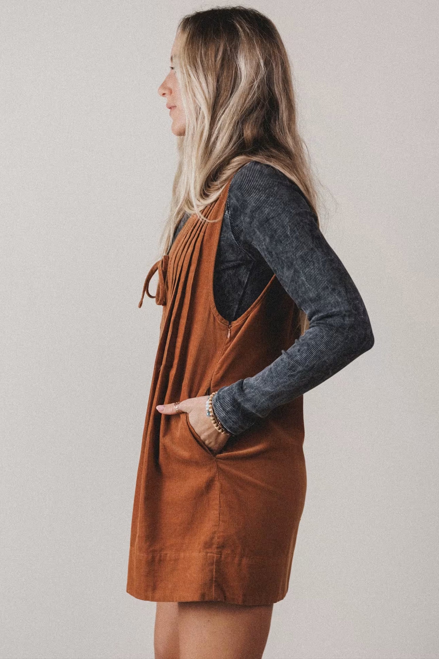 Solid Color Tie V Neck Sleeveless Corduroy Romper – Cinnamon
