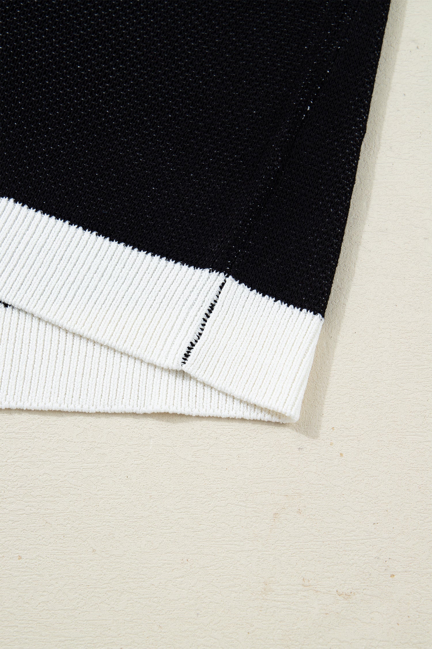 Black Horse Shoe Pattern Contrast Trim Short Sleeve Sweater - Sweaters & Cardigans/Short