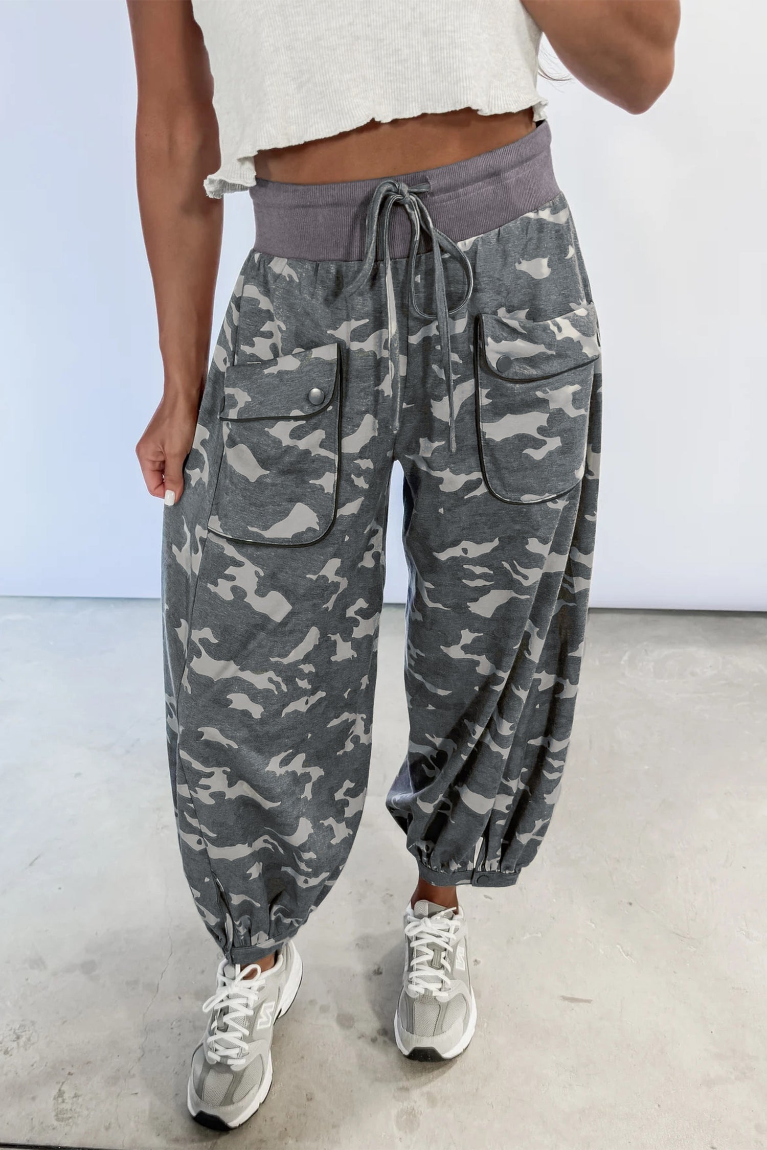 Drawstring Contrast Waistband Camouflage Cargo Barrel Pants – Multicolour